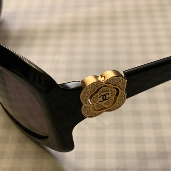 Vintage Authentic Iconic Jeweled Chanel Camellia Sunglasses - Picture 4 of 14